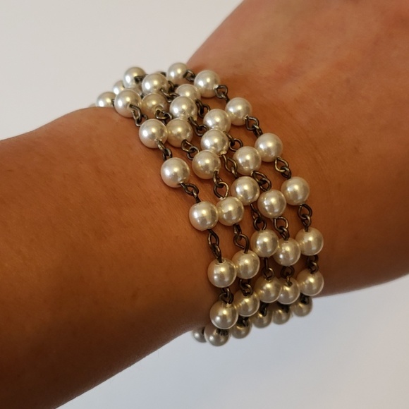 Unknown Jewelry - $7 Alone/$5 Bundled Faux Pearl Bracelet Clip